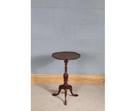 Mahogany wine table, the top with piecrust edge above a reeded turned stem, on tripod legs, 37.5cm diameter