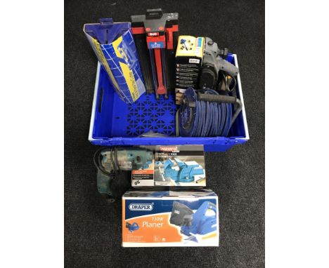 A box of power tools, extension leads, tile cutters, boxed bench vice, etc 