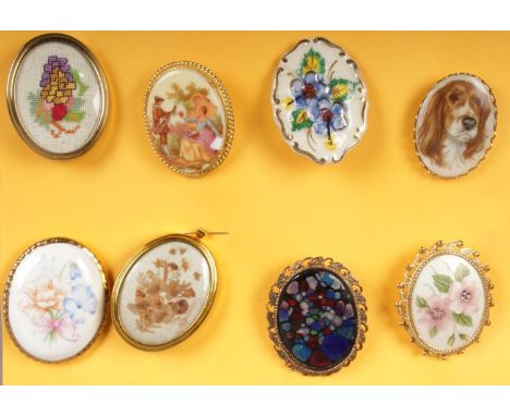 Eight vintage costume jewellery brooches.  