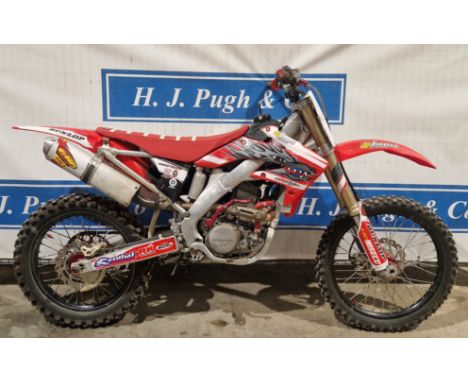 Honda CRF250R motorcycle. 2004. 250ccFrame No. JH2ME10274M000464Engine No. ME10E 2509949Runs and rides but not ridden for 6 m