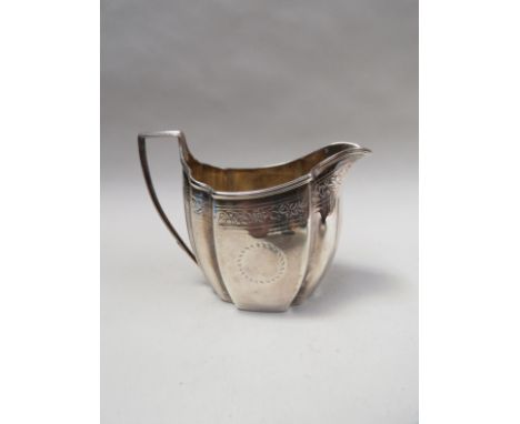 A silver cream jug of Georgian form, 117g