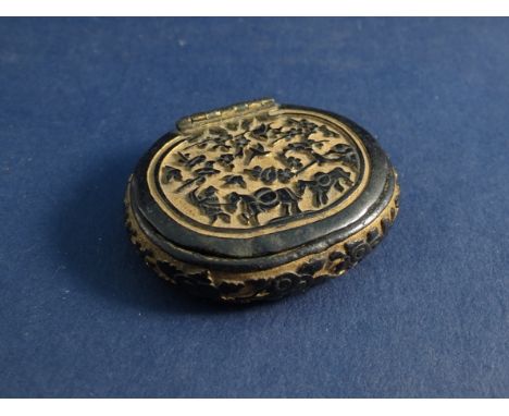 A carved oval Chinese snuff box 