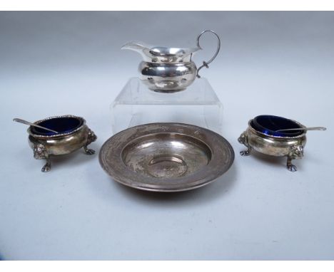 A silver cream jug, silver small dish and two silver salts with blue glass liners, 246g