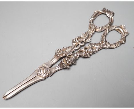 A pair of William IV silver grape scissors, London, 1832, no maker's marks, 18cm, 120 grams.