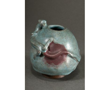 Eiförmige Junyao Vase mit appliziertem Regendrachen, himmelblaue Glasur mit zwei pfirsichroten Flecken, Unterrand und Fußring