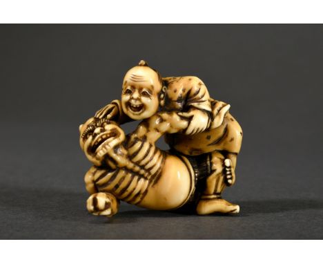 Detailreiches Elfenbein Netsuke "Mann kämpft mit einem Oni" (Der Kampf von Gut und Böse), sign. Mitsuaki, Japan, Mitte 19.Jh.