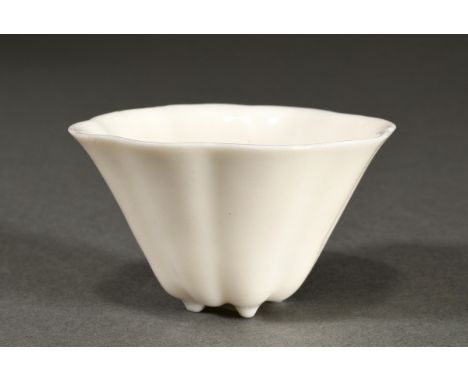 Blanc de Chine Weinbecher in Form eines gefalteten Lotosblattes, Dehua, Kangxi Dynastie, 5x9x8cm, Rand min. best., Vgl. Donne