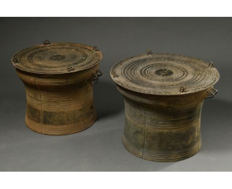 Paar große Bronze Regentrommel der Karen in Stundenglas Form mit konzentrischen Bändern und vier Froschgruppen am Rand, Burma