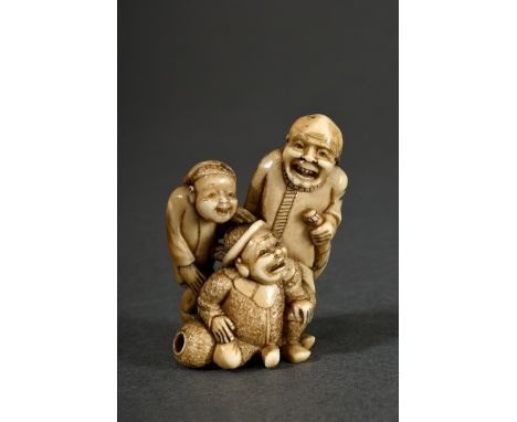 Feines Elfenbein Netsuke "Holländer, Koreaner und Japaner", verso sign. Miura Kanjuken Yoshinaga, Japan, 2. Hälfte 19.Jh., H.