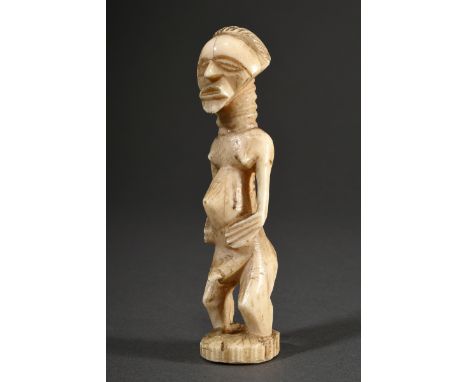Elfenbein Songye "Nkisi" Figur, Zentral Afrika / Kongo (DRC), wohl Ende 19.Jh., H. 12cm, Alters- und Gebrauchsspuren, matte P