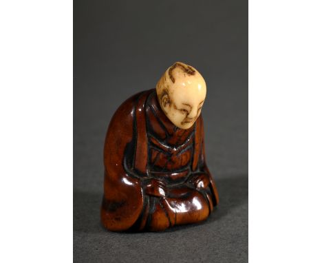 Kleines Buchsbaum Netsuke "Hockender Mann in Verbeugung" mit beweglichem Horn Kopf, Japan, 1. Hälfte 19.Jh., Edo Periode (160