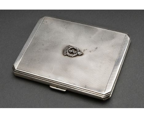 Eckiges Zigaretten Etui mit abgeschrägten Ecken, Streifendetails und aufgelegter Kartusche des Royal Army Medical Corps: Gekr