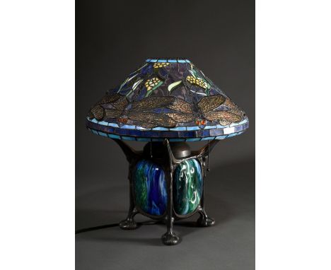 Tischlampe in Tiffany Studio Art mit konischem Dragonfly Schirm und robustem Bronze Fuß mit Turtleback Einsätzen in blaugrüne