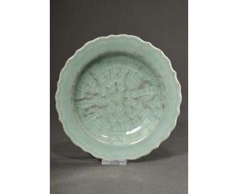 Longquan Seladon Teller mit gezacktem Rand, schwerer harter Scherben, im Spiegel gemodelte Mäanderornamente um Blüte, Außenwa