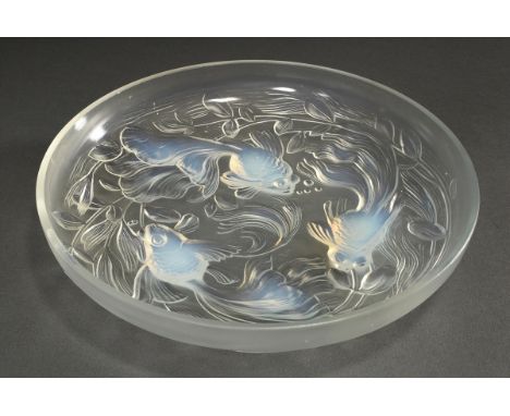 Art Deco Schale mit 3 halbplastischen Schleierschwanz Fischen und Wasserpflanzen am Boden, opalisierendes Pressglas, Paris, u