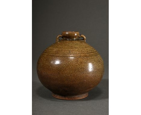 Kugelförmige Vase mit kurzem geschweiftem Hals, gerillter Schulterpartie und zwei kleinen Ösenhenkeln, dunkelbrauner, harter 