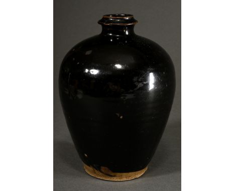 Meiping Vase, hellgrauer Scherben, glänzend schwarze Glasur, Boden unglasiert, Henan Ware, Ming Dynastie, H. 20,5cm, Ø 15cm, 