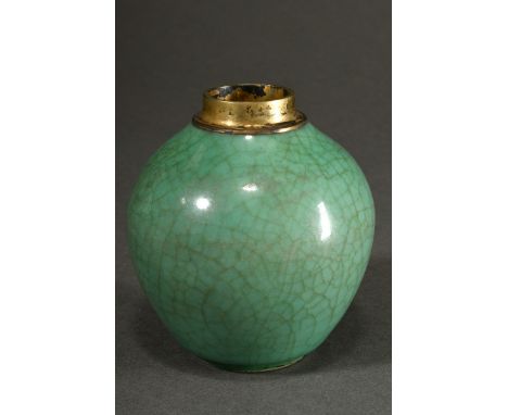 Kleine kugelige Vase mit zart apfelgrüner, grauer craquelierter Glasur, Boden unglasiert, spätes 16.Jh, Aufkleber mit Sammlun