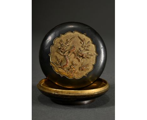 Runde Sawasa Deckeldose für Räucherwerk (Kogo) auf Fußring, Shakudō, gelappte Kartusche auf dem Deckel „Pflaumenbaum mit Vöge