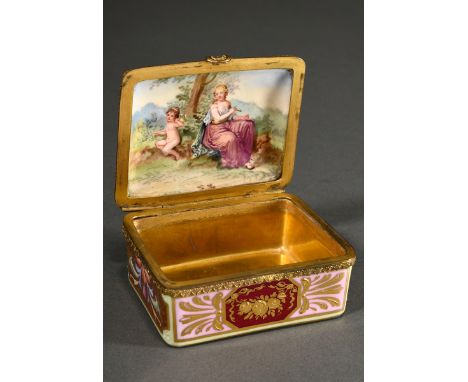 Porzellan Schnupftabakdose in Alt-Wien Art mit allseitigen pastosen Goldornamenten auf starkfarbigen Fonds sowie polychromer 