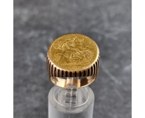 A 9ct gold sovereign style ring, size O, 15g.