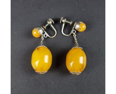 A pair of vintage amber bead pendant drop screw back earrings, 4.4cm high.