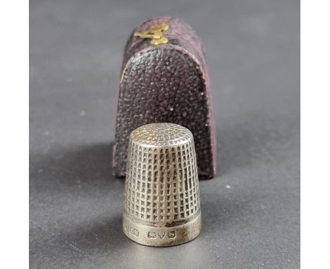 A silver thimble, by&nbsp;Charles Horner, Chester 1919, 5g.