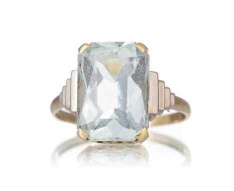 AQUAMARINE RING, set with a faceted aquamarine, in fourteen carat gold, size N 1/2Qty: 3.1gGenerally worn. Some small surface