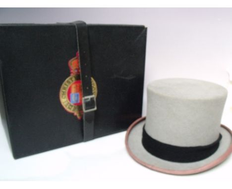 A VINTAGE TOP HAT IN 'CHRISTIES OF LONDON' STORAGE BOX, inner rim approx 20 cm from front to back
