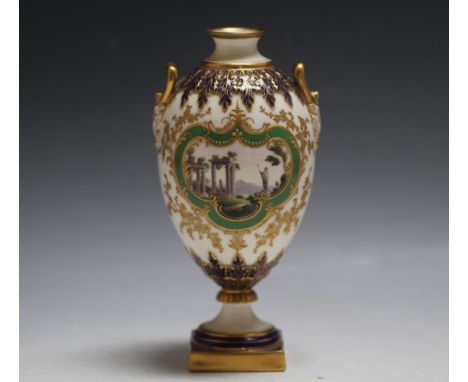 A SMALL ROYAL WORCESTER HARRY DAVIS SIGNED HAND PAINTED URN, featuring a Greco Roman scene, H 17.5 cm  