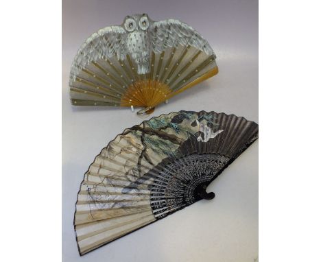 A VINTAGE EBONISED FOLDING FAN WITH HAND PAINTED EMBELLISHMENT, L 20.5 cm, together with a smaller folding wooden fan decorat