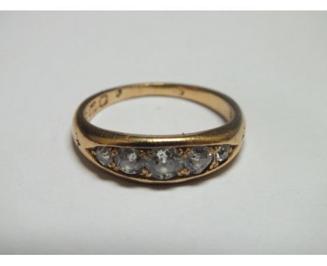 A HALLMARKED 18 CT GOLD FIVE STONE DIAMOND RING, set with good coloured graduating brilliant cut diamonds, approx weight 4.5g