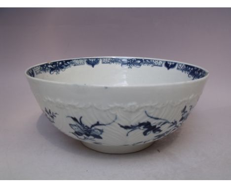 AN 18TH CENTURY WORCESTER BLUE AND WHITE FOOTED BOWL,crescent mark to base, Dia. 27.5, H 10 cm, S/D