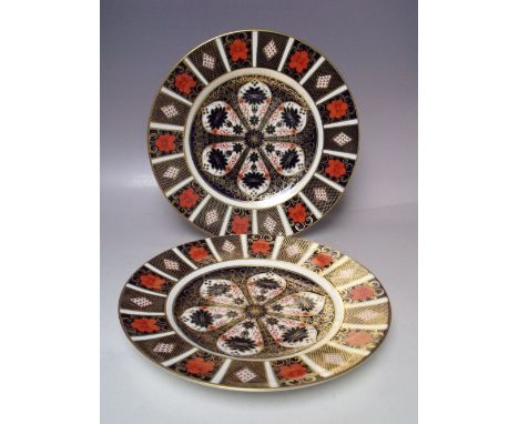 TWO ROYAL CROWN DERBY PLATES IMARI PATTERN 1128, Dia. 26.5 cm (2)