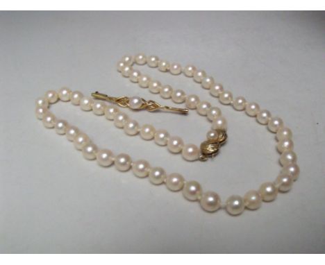 A SINGLE STRAND HAND KNOTTED CULTURED PEARL NECKLACE WITH 9CT GOLD CLASP, approximate L 47 cm, together with a vintage yellow