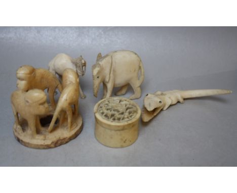 A COLLECTION OF ASSORTED LATE 19TH / EARLY 20TH CENTURY IVORY PIECES, to include a monkey ring, trinket pot ad lid etc. (5)