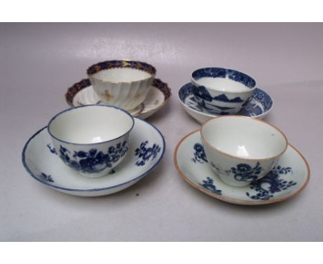 THREE 18TH CENTURY ROYAL WORCESTER TEA BOWLS AND SAUCERS, comprising two blue and white tea bowls and saucers and a fluted te