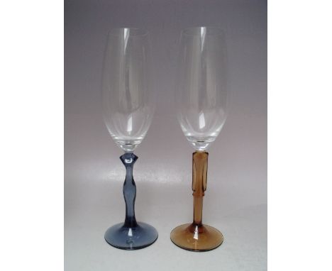 A BOXED SET OF KOSTA BODA CHAMPAGNE GLASSES 'TWO OF US' DESIGNED BY KJELL ENGMAN, together with a clear glass decanter, minus