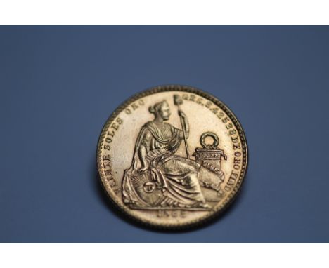 A 1968 LIMA MINT PERUVIAN 50 SOL GOLD COIN, approximately 9.3 g