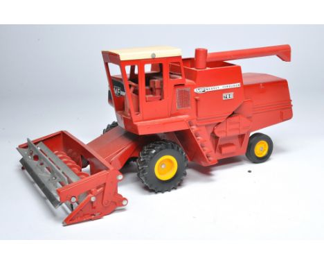 Ertl 1/16 vintage issue Massey Ferguson Combine. Generally displays good to very good, would benefit from a clean. 