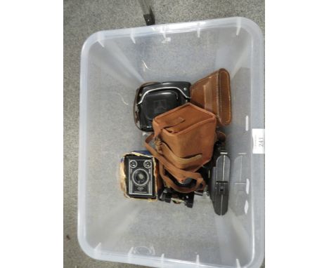 A SMALL QUANTITY OF VINTAGE CAMERAS 