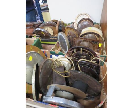 THREE TRAYS OF ASSORTED VINTAGE CLOCKS TO INCLUDE SMITH'S EXAMPLES A/F 