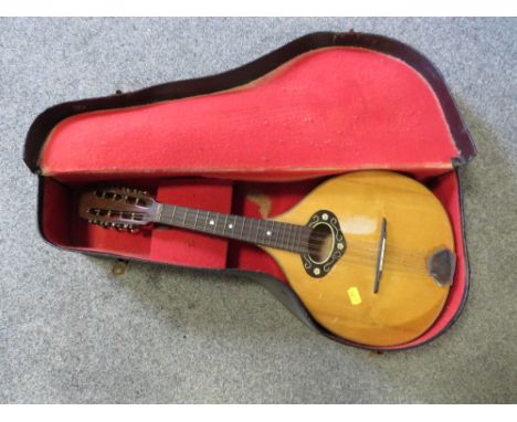 A CASED 8 STRING MANDOLIN STYLE INSTRUMENT 