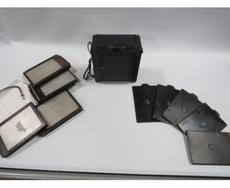 THE SANDERSON BY HOUGHTONS PATENT HAND OR STAND CAMERA 1907  WITH RED BELLOWS AND PLATES 