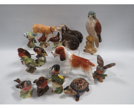 A SELECTION OF CERAMIC ANIMALS TO INCLUDE BESWICK BIRDS 