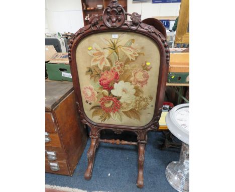 AN ANTIQUE LARGE MAHOGANY FRAMED FIRESCREEN WITH A FLORAL TAPESTRY SCREEN H-141 CM