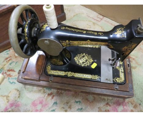 A VINTAGE CASED SINGER SEWING MACHINE SERIAL NO D982240 