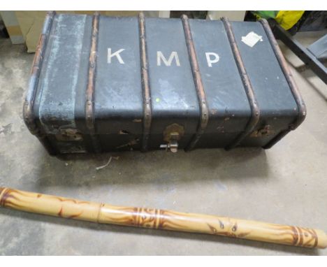 A SIX RIB WOODEN VINTAGE TRAVEL CASE TOGETHER WITH A DIGGERY DOO