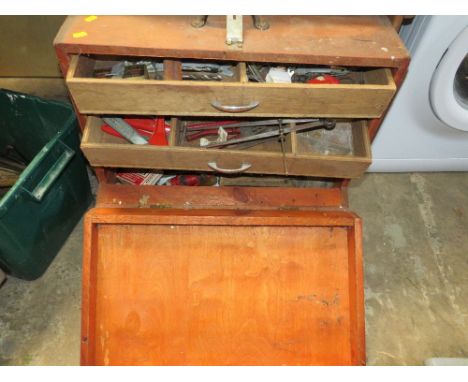 A CARPENTERS WOODEN TRAVEL TOOLBOX AND CONTENTS