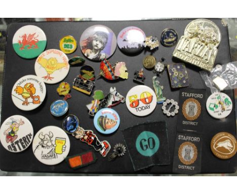 A COLLECTION OF VINTAGE PIN BADGES. CLOTH BADGES ETC 